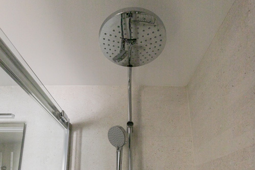 detalle de la grifería de ducha