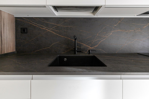 reforma de cocina en negro y madera