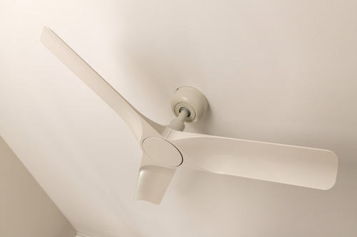 detalle del ventilador en dormitorio